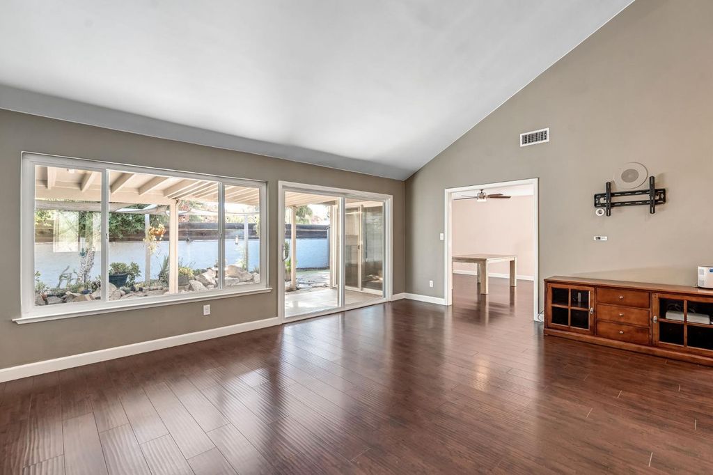 Image 7 of property listing at 7556 N 6th Street, Fresno, CA 93720
