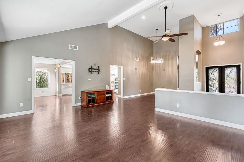 Image 8 of property listing at 7556 N 6th Street, Fresno, CA 93720