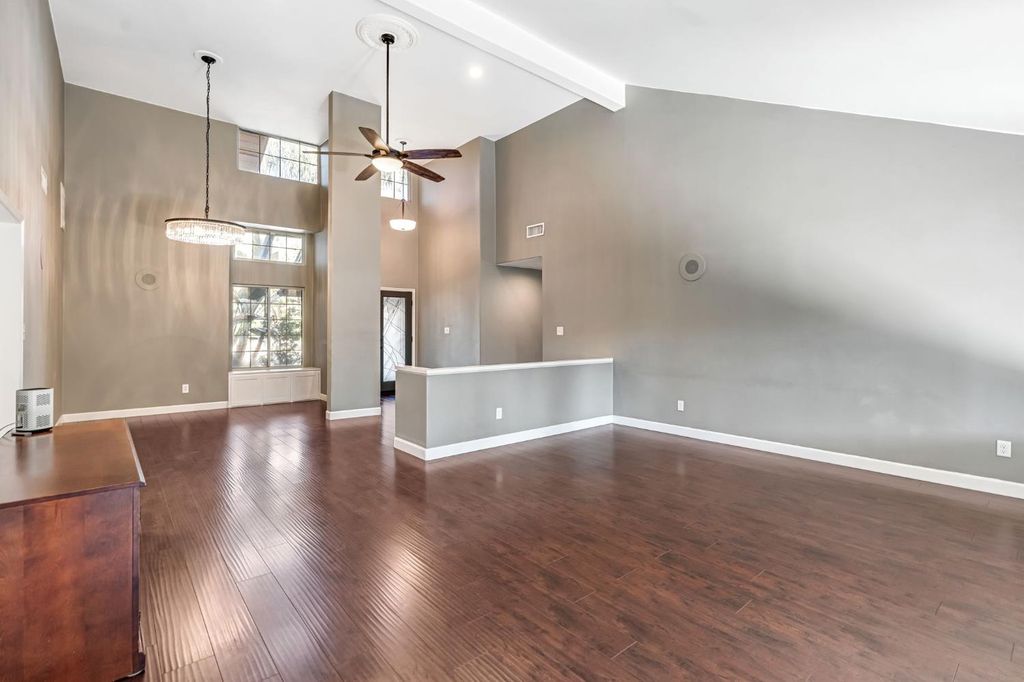 Image 9 of property listing at 7556 N 6th Street, Fresno, CA 93720