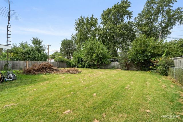 323 Kingswood Drive, North Aurora, IL 60542
