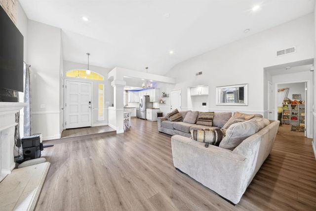 914 Garland Avenue, Clovis, CA 93612