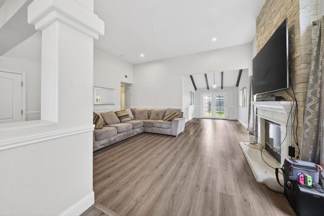 914 Garland Avenue, Clovis, CA 93612