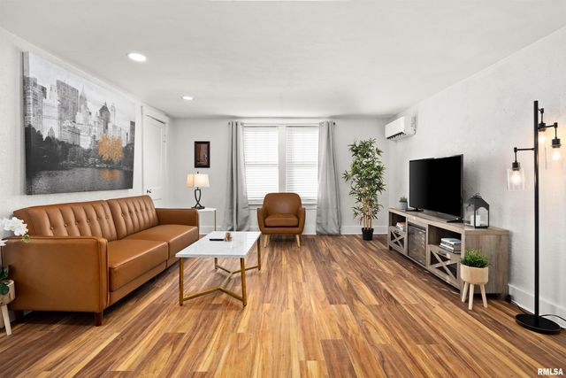 810 E SCIOTA Avenue, Peoria Heights, IL 61616