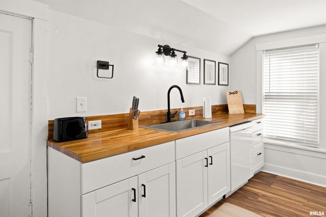 810 E SCIOTA Avenue, Peoria Heights, IL 61616