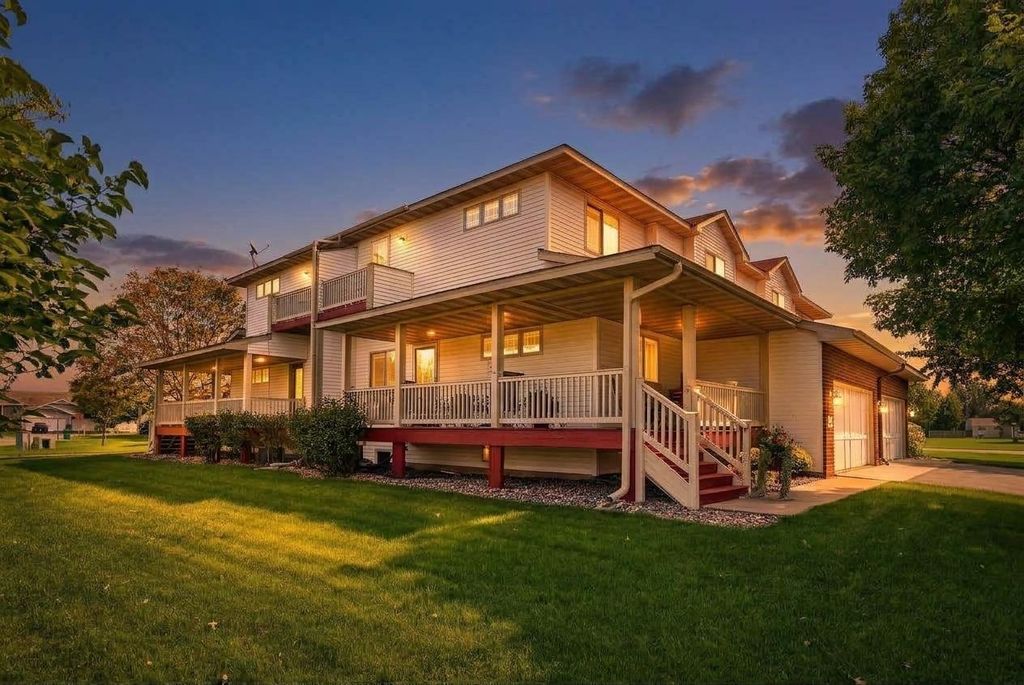 8600 Tessman Circle N, Brooklyn Park, MN 55445