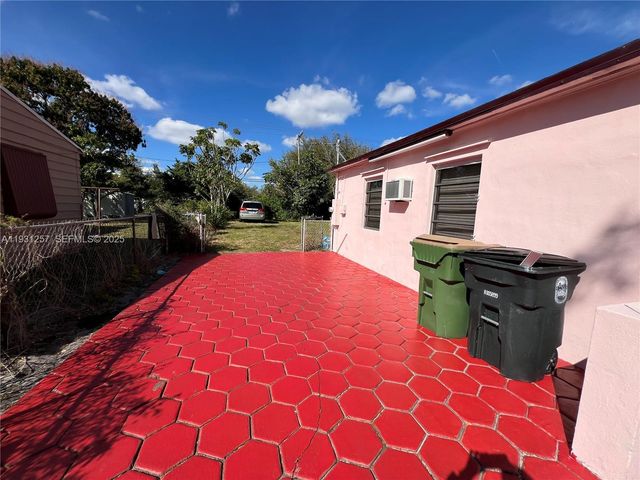 835 NW 126th St, North Miami, FL 33168