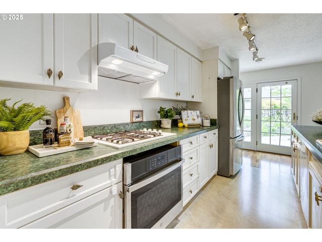 180 Sw 130TH Ave, Beaverton, OR 97005