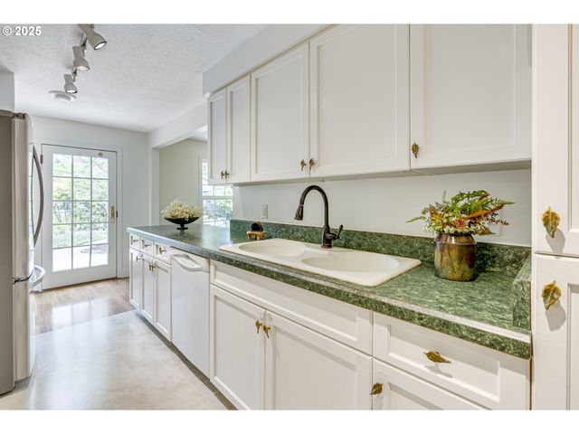 180 Sw 130TH Ave, Beaverton, OR 97005