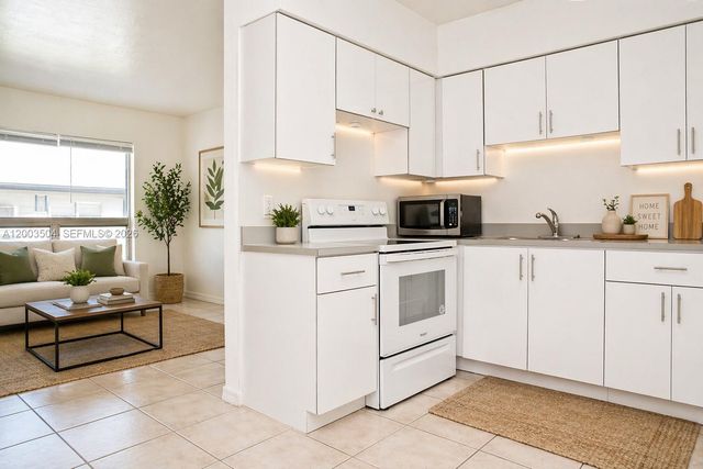 2206 Fillmore Street 110, Hollywood, FL 33020