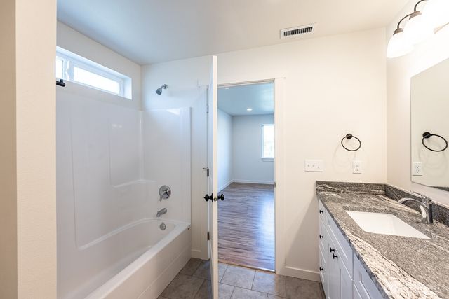 1073 S Grand Drive, Moses Lake, WA 98837