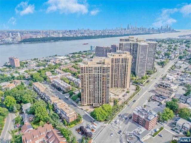 900 Palisade Avenue 17C, Fort Lee, NJ 07024