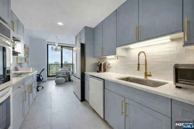 900 Palisade Avenue 17C, Fort Lee, NJ 07024