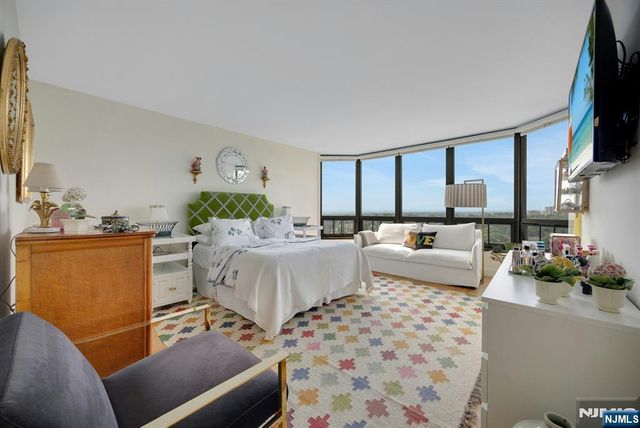 900 Palisade Avenue 17C, Fort Lee, NJ 07024