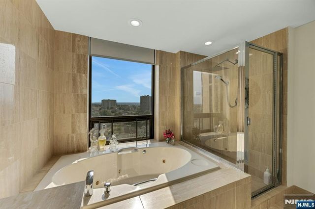 900 Palisade Avenue 17C, Fort Lee, NJ 07024