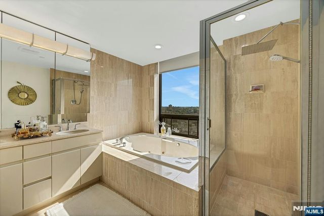 900 Palisade Avenue 17C, Fort Lee, NJ 07024