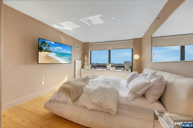 900 Palisade Avenue 17C, Fort Lee, NJ 07024