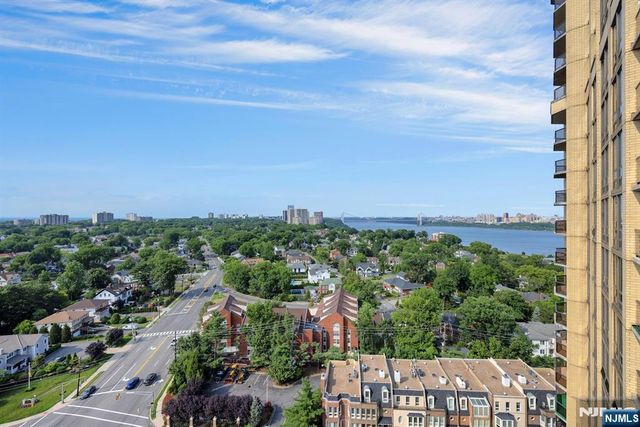 900 Palisade Avenue 17C, Fort Lee, NJ 07024