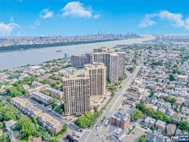 900 Palisade Avenue 17C, Fort Lee, NJ 07024