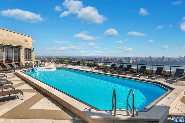 900 Palisade Avenue 17C, Fort Lee, NJ 07024