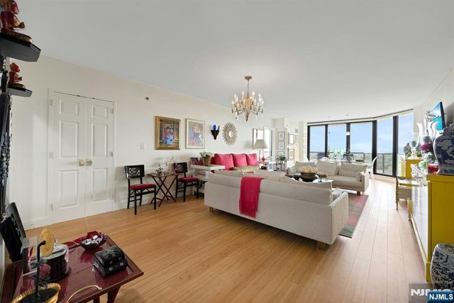 900 Palisade Avenue 17C, Fort Lee, NJ 07024