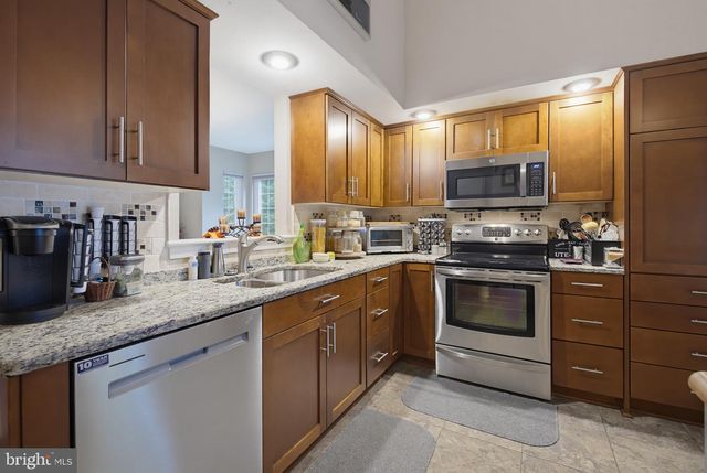 232 WILLOW VALLEY DR, Lancaster, PA 17602