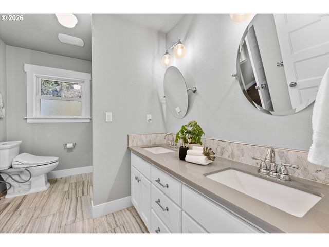 19055 WALLING Cir, West Linn, OR 97068