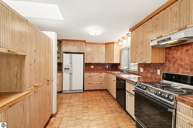1203 Glenwood Drive, Mt Pleasant, MI 48858