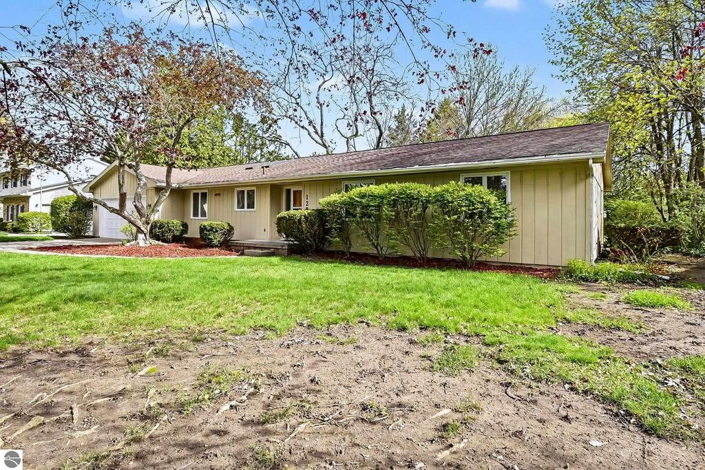 1203 Glenwood Drive, Mt Pleasant, MI 48858