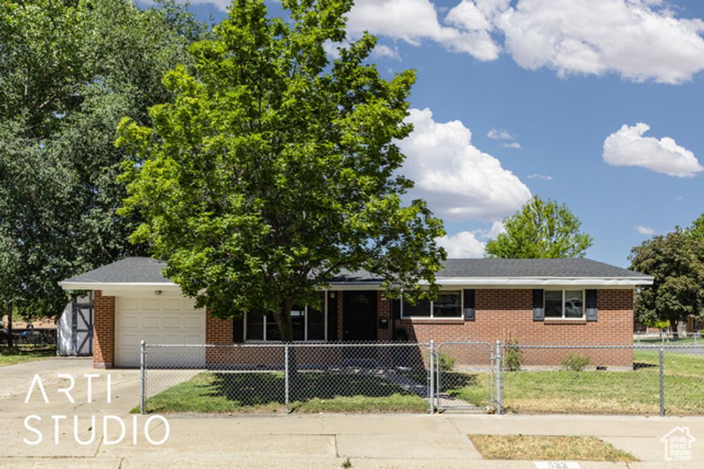 522 N VICKIE LN, Clearfield, UT 84015