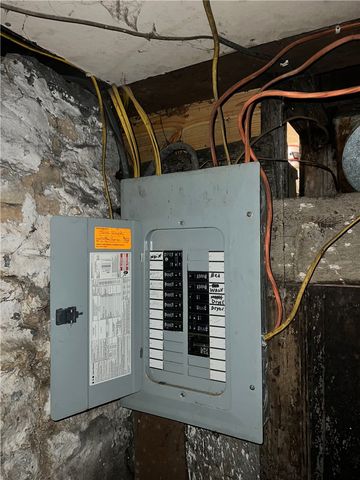 806 High St, New Castle, PA 16101