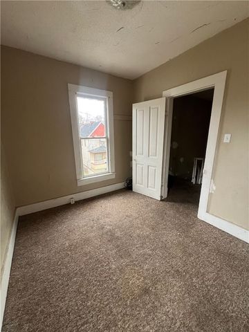 806 High St, New Castle, PA 16101