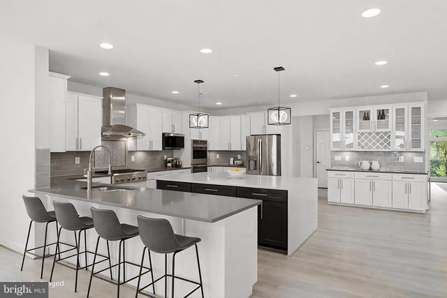 7821 OLD FALLS RD, Mclean, VA 22102