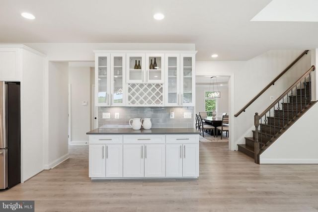 7821 OLD FALLS RD, Mclean, VA 22102