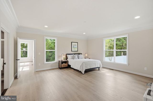 7821 OLD FALLS RD, Mclean, VA 22102
