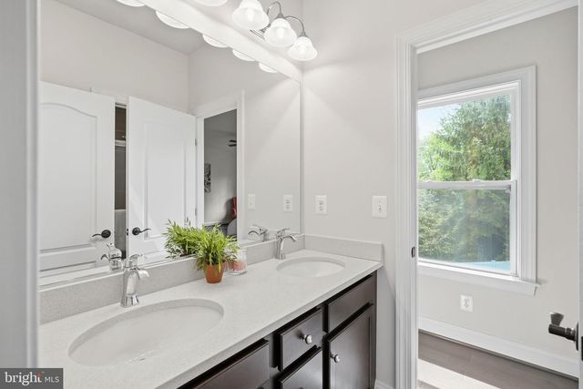7821 OLD FALLS RD, Mclean, VA 22102
