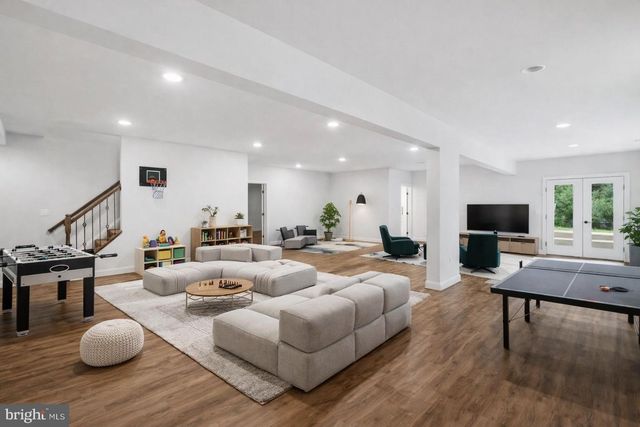 7821 OLD FALLS RD, Mclean, VA 22102