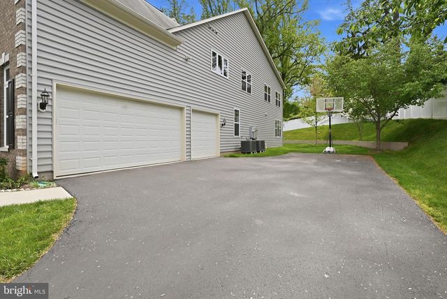 7821 OLD FALLS RD, Mclean, VA 22102