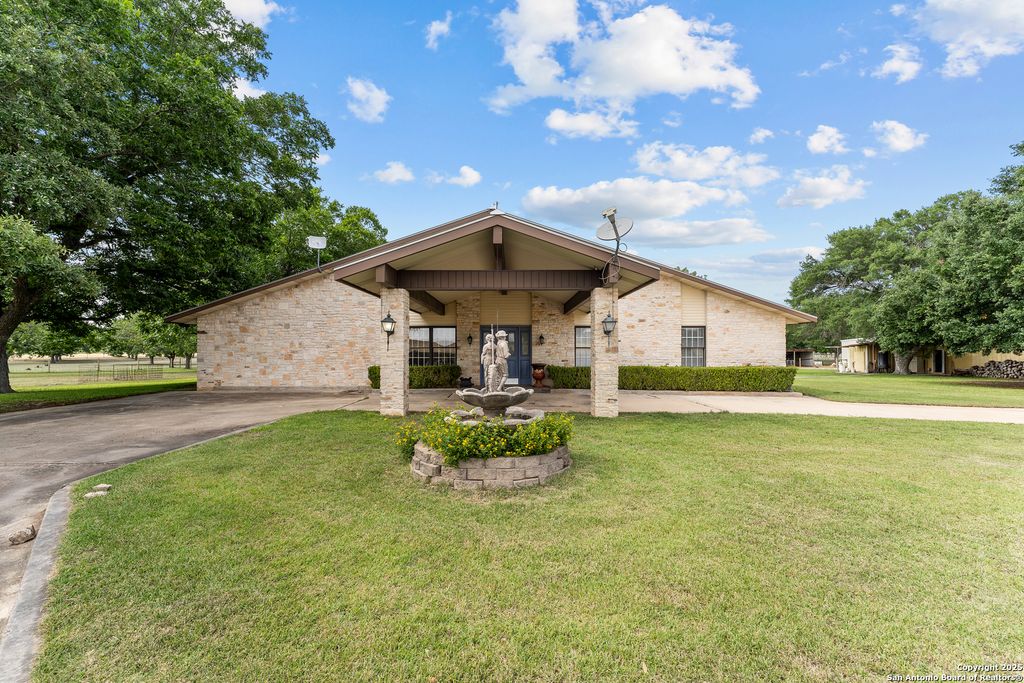 3590 County Road 4713, Lacoste, TX 78039
