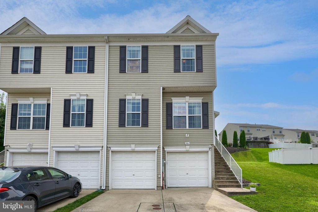 206 PENNSHIRE DR, Lancaster, PA 17603