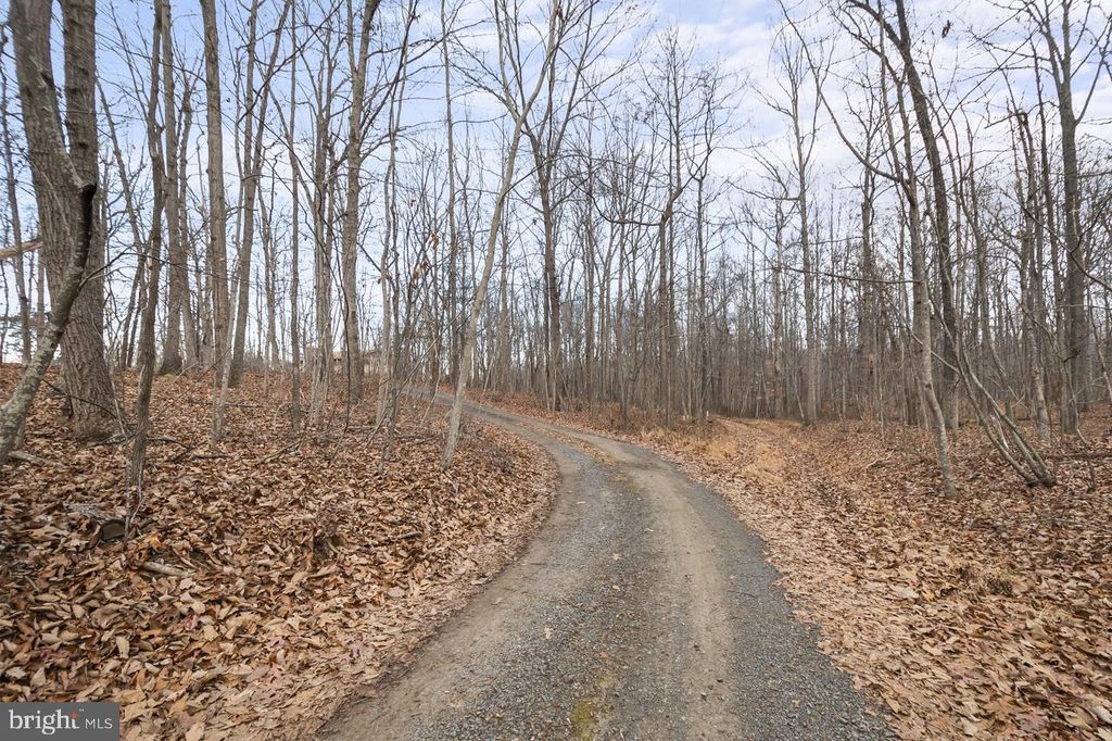 Image 6 of property listing at 7389 LEEDS MANOR RD, Marshall, VA 20115