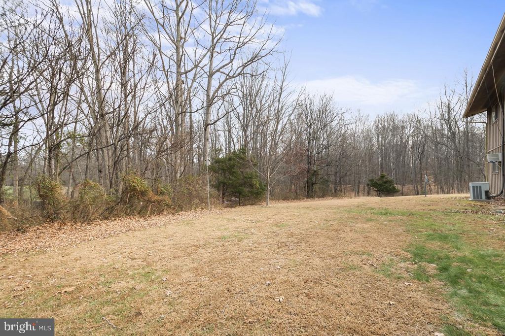 Image 7 of property listing at 7389 LEEDS MANOR RD, Marshall, VA 20115