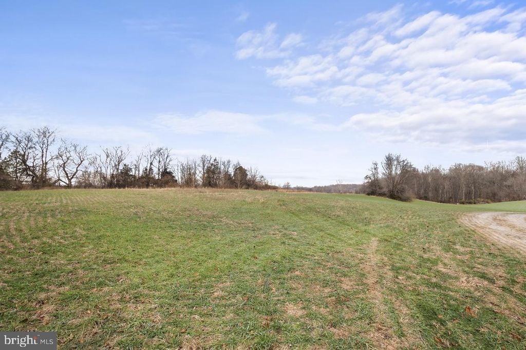 Image 2 of property listing at 7389 LEEDS MANOR RD, Marshall, VA 20115