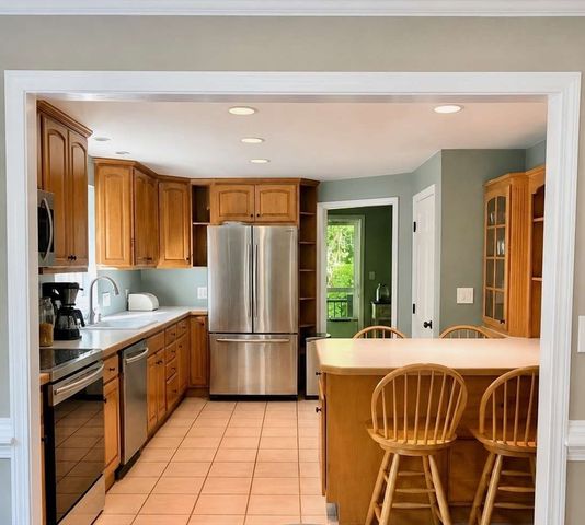 2 Stone Dr, Northborough, MA 01532