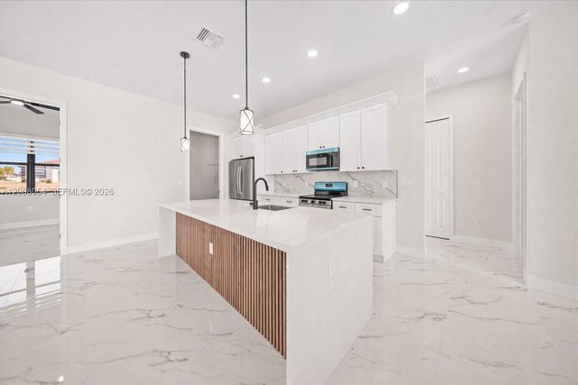 122 NE 11th Ter, Cape Coral, FL 33909