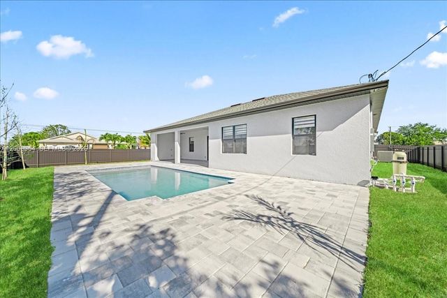122 NE 11th Ter, Cape Coral, FL 33909