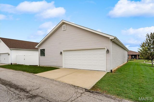 1768 Old Park Lane, Swansea, IL 62226