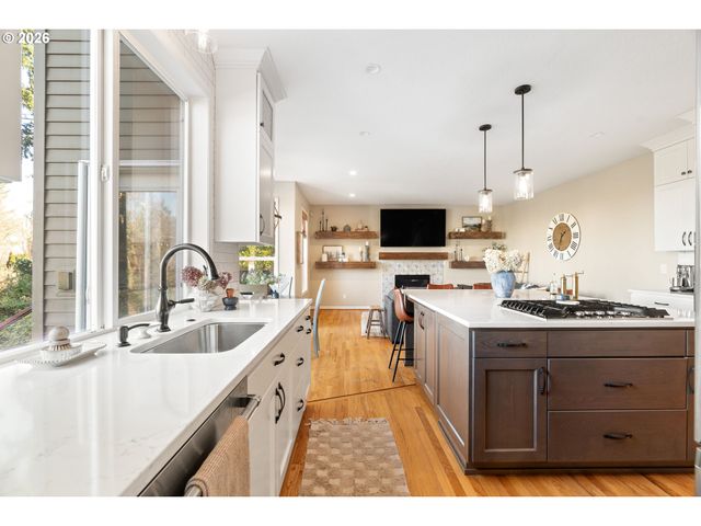 5555 SUMMIT St, West Linn, OR 97068