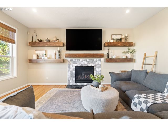 5555 SUMMIT St, West Linn, OR 97068