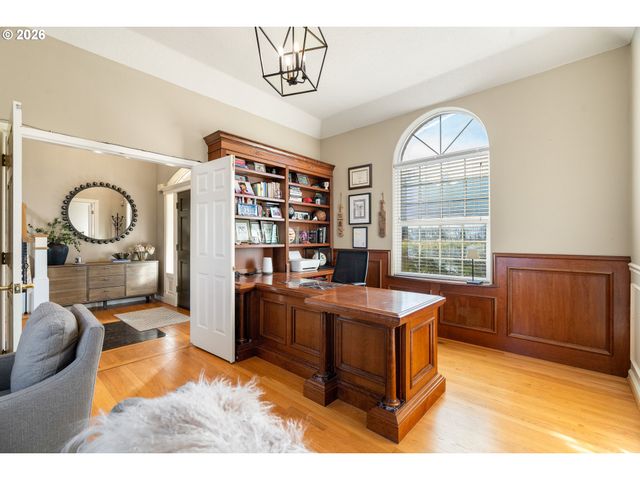 5555 SUMMIT St, West Linn, OR 97068