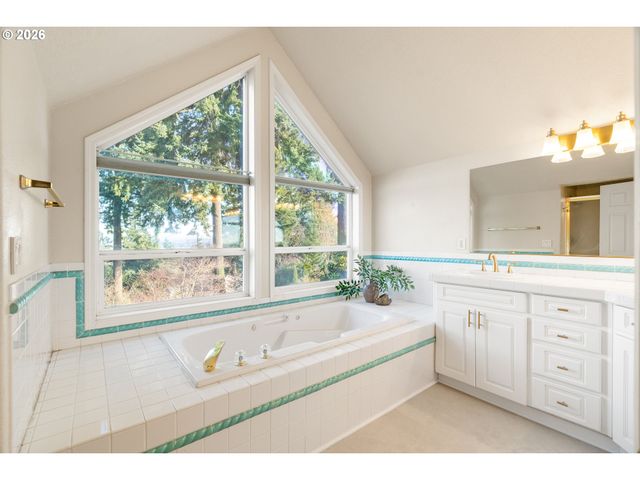 5555 SUMMIT St, West Linn, OR 97068